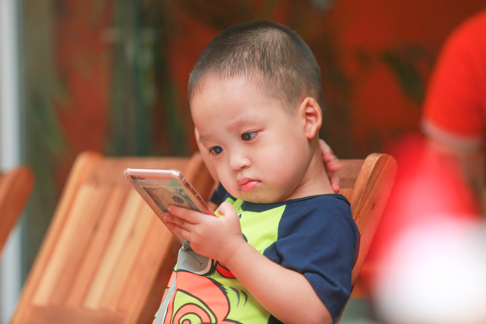 small child with smartphone